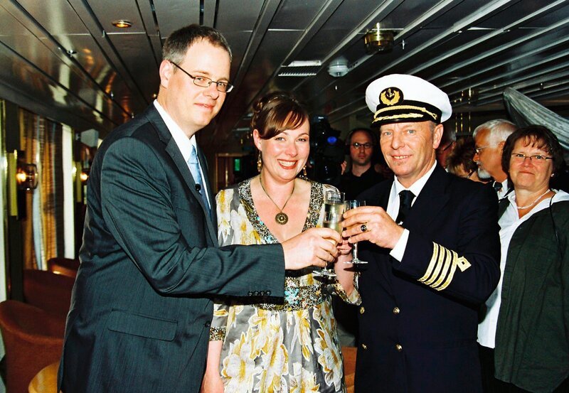 VERRÜCKT NACH MEER: Hochzeitsglocken im Atlantik. Hochzeit: Michael und Sandra Mann mit Kapitän Hansen. – Bild: HR/​BR/​Bewegte Zeiten GmbH
