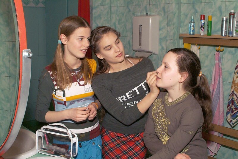 Emma und Annika schminken Tinka (v.l.n.r.: Friederike Schäfer, Shalin Tanita Rogall, Anna Majtkowski). Das ist ungewöhnlich, denn Tinka schminkt sich nie. Das Mädchen möchte sich dadurch inspirieren lassen. – Bild: MDR/​WDR/​Nager/​Fotostudio Jahnke