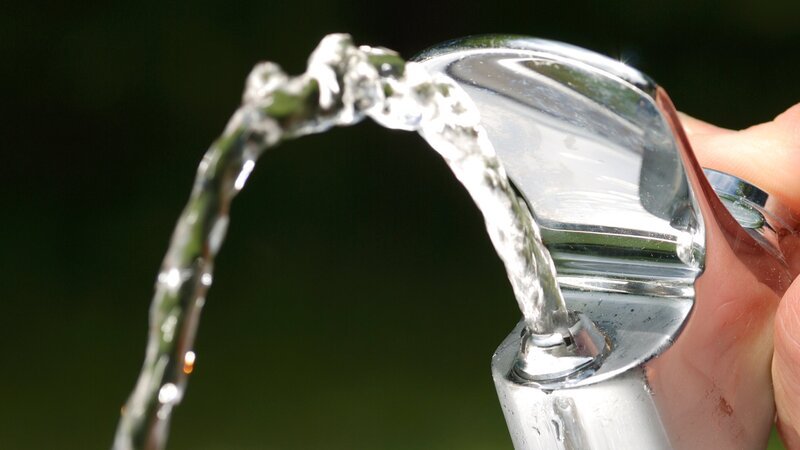 Close up on the water of a drinking water fountain. – Bild: matsou
