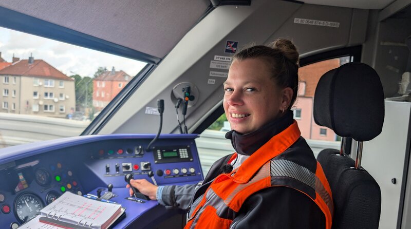 Mit ihrem Zug ist Anne Heim zwischen Osnabrück und Bremen unterwegs. – Bild: NDR/​Noah Siegert