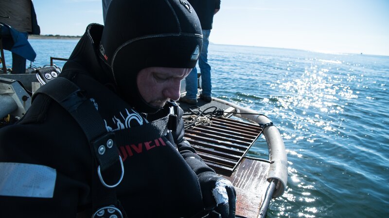 George Young prepares to dive. – Bild: Discovery Communications