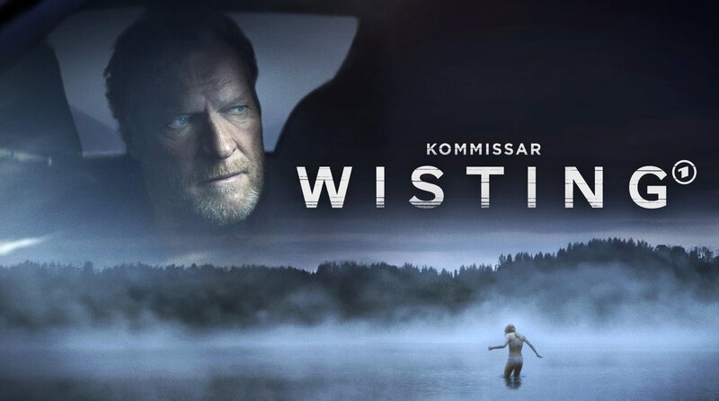 Falsche Gewissheiten und fatale Irrtümer bringen Kommissar Wisting (Sven Nordin) im zweiten Fall der dritten Staffel in eine ungewohnte Situation: Der verwundete Titelheld erhält anonyme Hinweise zu einem abgeschlossenen Fall und beginnt auf eigene Faust diesen nochmals aufzurollen. – Bild: ARD Degeto Film/​Viaplay/​Cinenord