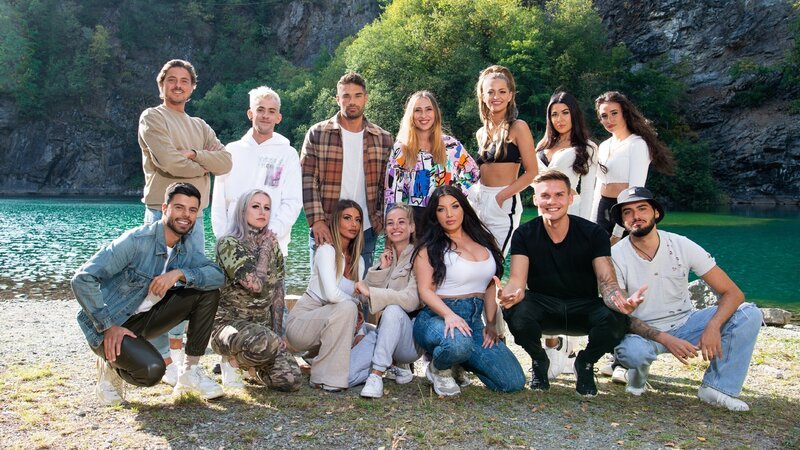 Bei #CoupleChallenge das stärkste Team gewinnt stellen sich sieben Promi-Paare der härtesten Herausforderung ihres Lebens. hinten v.l.: Dominic, Daniele, Aleksandar, Tatiana, Xenia, Lisa, Siria; vorne v.l.: Martin, Laura, Christina, Anna, Melody, Marcel, Davide. – Bild: Mediengruppe RTL