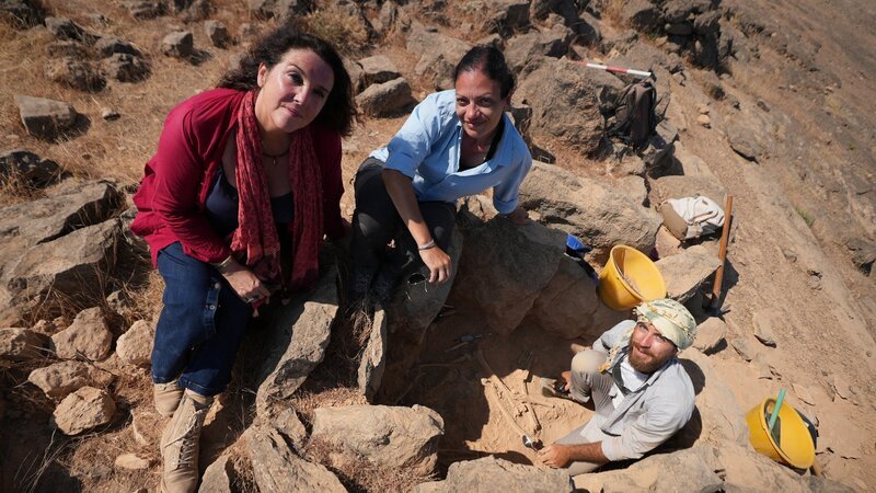 Bettany und Silvia bei den Ausgrabungen eines antiken Grabes in einer Nekropolis. – Bild: RTL /​ SANDSTONE GLOBAL PRODUCTIONS /​ Oman