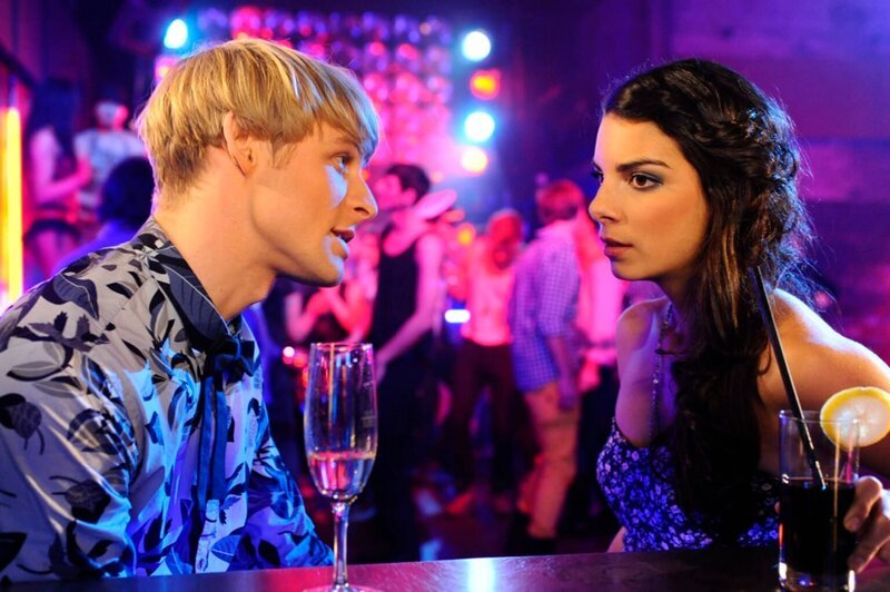 Jasmin (Lilli Hollunder, r.) kann ihre Gefühle für Lily nicht unterdrücken. Als Virgin (Chris Gebert, l.) sie darauf anspricht, streitet sie alles ab. Virgin überredet Jasmin daraufhin, gemeinsam mit ihm einen Abend auf einer Gay-Night-Party zu verbringen, um herauszufinden, ob sie lesbisch ist … – Bild: SAT.1