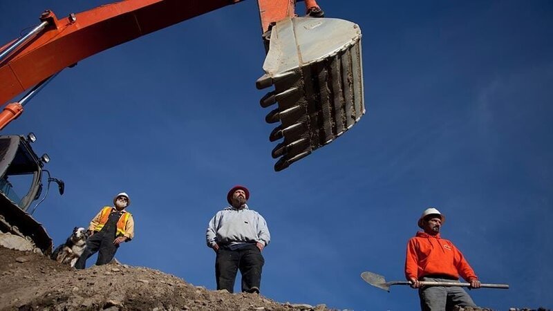 The Hitachi 800 Excavator with Jack Hoffman, Todd Hoffman and Dave Turin. – Bild: Discovery Communications