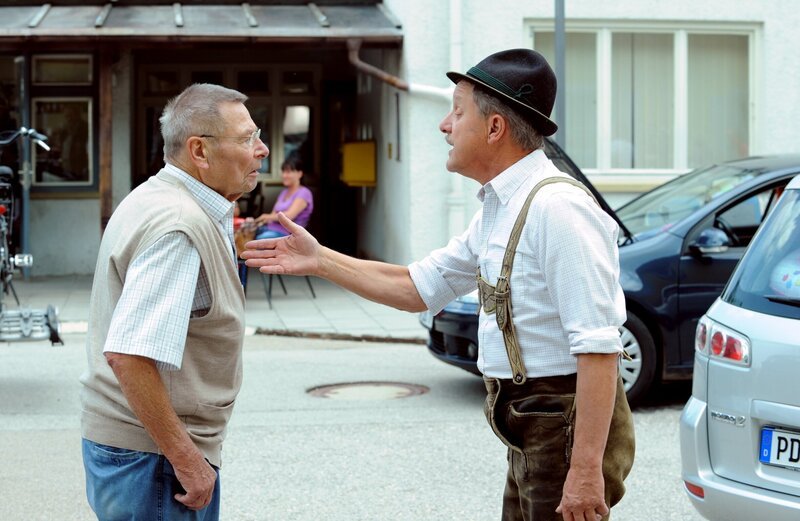 Alois beschwert sich bei Schattenhofer über das Verkehrschaos. Von links: Alois Preissinger (Erich Hallhuber) und Bürgermeister Schattenhofer (Werner Rom). – Bild: BR/​Marco Orlando Pichler