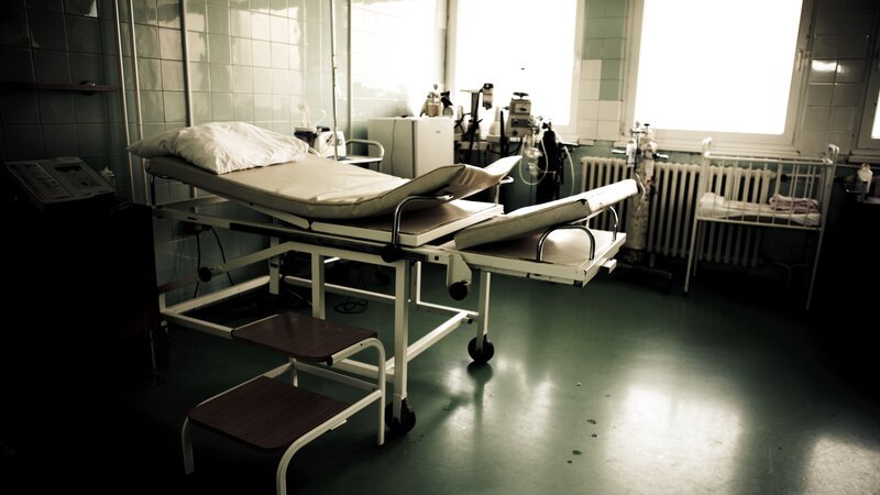 Grainy image of an old hospital room – Bild: AleksandarNakic /​ Getty Images /​ E+