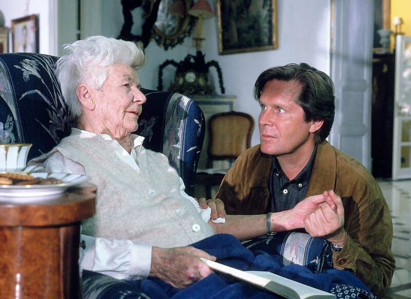Frau Munck (Trude Breitschopf), seit vielen Jahren Patientin von Dr. Stefan Frank (Sigmar Solbach), ist schwer herzkrank. Stefan besucht sie einmal pro Woche, um ihr ein Ampulle eines lebensrettenden Medikaments zu spritzen. – Bild: RTLplus /​ Elke Werner
