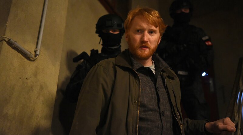 Vor der Wohnung des Täters: Kevin Ganslinger (Franz Josef Danner) verlässt die Wohnung des Täters. – Bild: ARD Degeto Film/​Mona Film/​Tivoli Film/​Hubert Mican