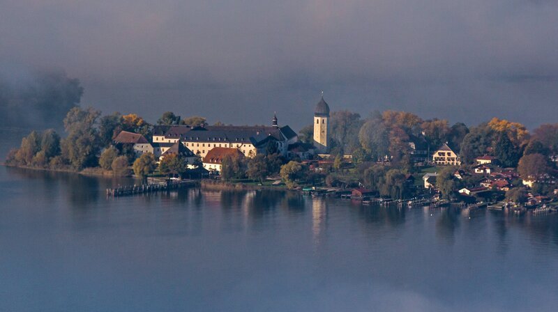 Der Chiemsee mit seinen drei Inseln – Herreninsel, Fraueninsel und Krautinsel – und seiner Alpenkulisse. – Bild: WDR/​nautilusfilm GmbH/​Andreas Hartl