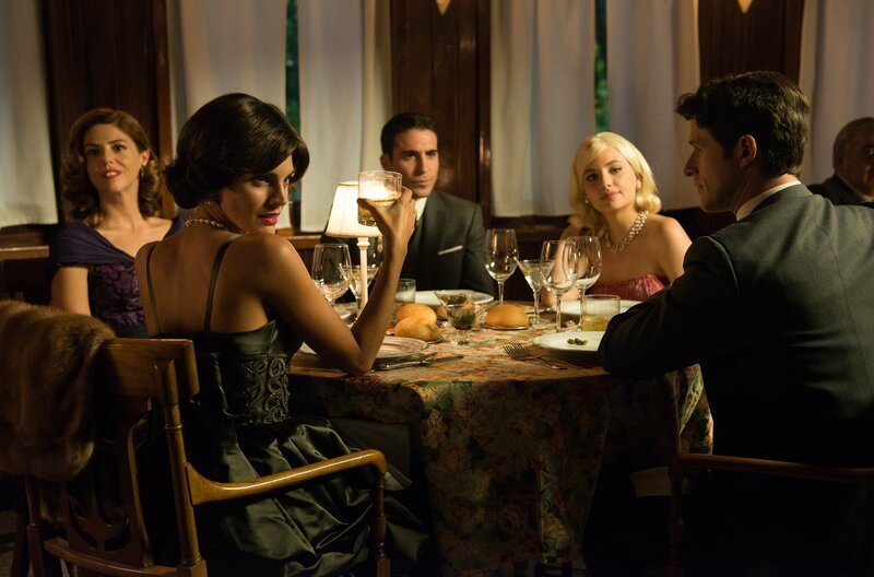 Cristina, Barbara, Alberto, Patricia und Enrique speisen im gleiche Restaurant wie Ana und ihr neuer Freund Carlos. (v.l.n.r: Manuela Velasco, Amaia Salamanca, Miguel Ángel Silvestre, Miriam Giovanelli, Diego Martín). – Bild: WDR/​Enrique Baró Ubach/​Beta Film GmbH