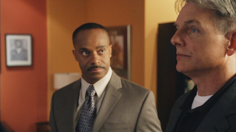Am Horn von Afrika wurde Ziva von dem Terroristen Saleem Ulman und seinen Komplizen gefangen genommen. Vance (Rocky Carroll, l.) weigert sich, eine offizielle Suchaktion zu unterstützen. Deshalb nehmen Gibbs (Mark Harmon, r.) und sein Team die Sache selbst in die Hand&nbsp;… – Bild: 13TH STREET, CBS Broadcasting Inc.