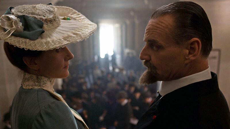 Madame Lepine (Valérie Dashwood) und Louis Lépine (Marc Barbé) – Bild: WDR/​2020 CANAL+/​Création Originale/​Studiocanal GmbH