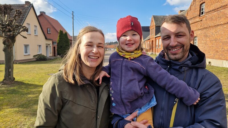 Elisa (32) und Steffen (40) sind beide in Quarnebeck aufgewachsen. Das wollten sie beide auch für ihre Tochter Charlotte (3). In fünf Monaten erwarten sie ihr zweites Kind. – Bild: ZDF und Carolin Hillner