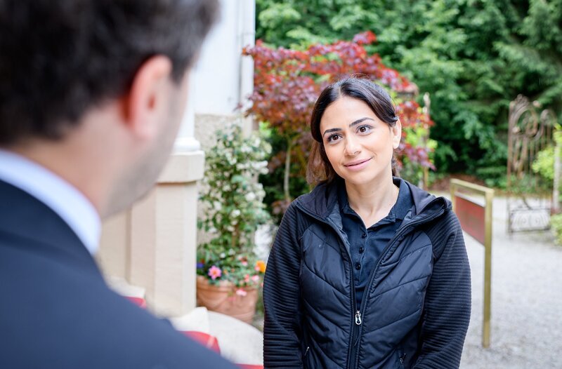 Nach seiner Kuss-Vision fällt es Fritz (Thimo Meitner, l.) noch schwerer, mit Lale (Yeliz Simsek, r.) umzugehen. – Bild: ARD/​WDR/​Christof Arnold