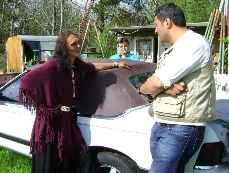 Indianer-Fan Peter, genannt „Pitsches“, steht vor einem Berg Schulden. Eine echte Rothaut macht sich eben nichts aus Geld. Sükrü Pehlivan (re.) soll Peter nun dabei unterstützen ausreichend Trödel zu verkaufen, um seine Schulden zu tilgen. – Bild: RTL II