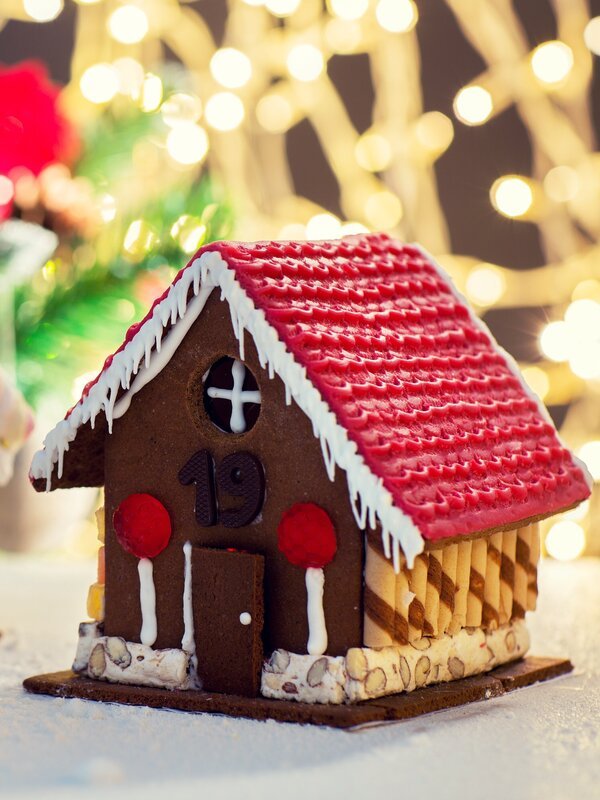 Closeup of beautiful gingerbread house at home – Bild: dolgachov /​ Getty Images/​iStockphoto /​ ThinkstockPhotos-493548344. /​ lev dolgachov