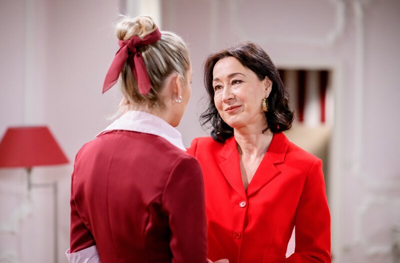 Sophia (Krista Birkner, r.) tröstet Larissa (Anna Karolin Berger, l.), die trotz beidseitiger Gefühle keine Chance für Kilian und sich sieht. – Bild: ARD/​WDR/​Christof Arnold