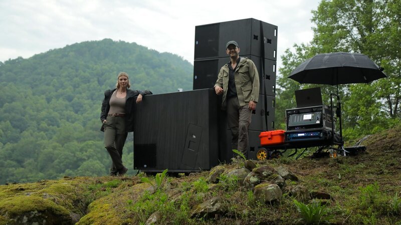 Heather A. and Phil T. pose in front of the infrasound speaker. – Bild: Warner Bros. Discovery, Inc. or its subsidiaries and affiliates. All rights reserved.