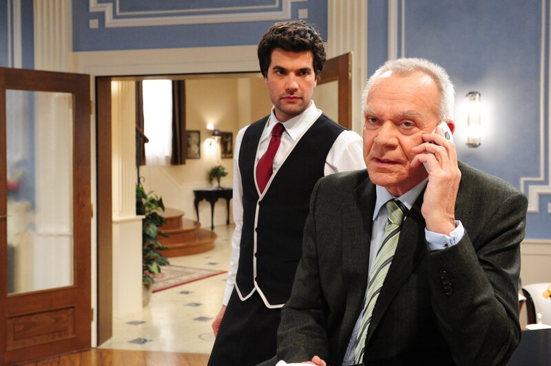 Konstantin (Moritz Tittel, l.); Werner (Dirk Galuba, r.) – Bild: Ann Paur