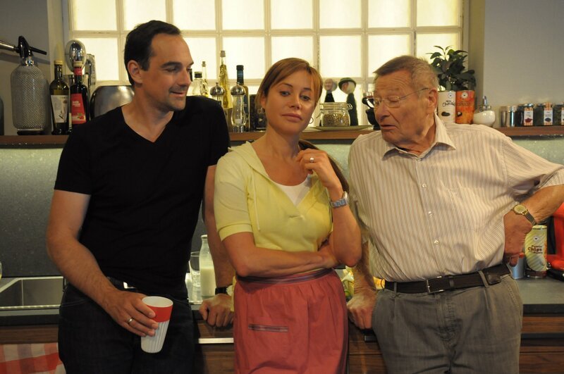 Mike und Trixi sind von Christians Debattier-Fähigkeiten beeindruckt. Von links: Mike (Harry Blank), Trixi (Doreen Dietel) und Alois Preissinger (Erich Hallhuber). – Bild: BR/​Jo Bischoff