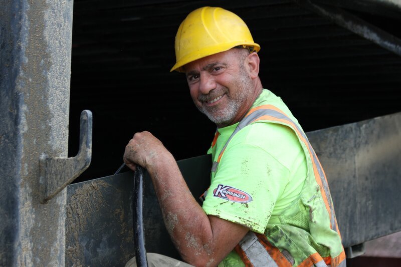 Chris Doumitt smiling at the excavator. – Bild: Discovery Communications, Inc.