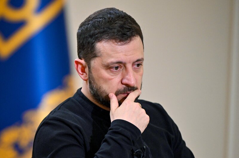 „Selenskyj – Krieg ohne Ende?“ begleitet Wolodymyr Selenskyj durch ein Jahr, das ihn an politische, persönliche und moralische Grenzen führt. 2025 leidet die Ukraine unter pausenlosen Angriffen, die Armee ist erschöpft, die Gesellschaft verunsichert. Zwischen militärischen Rückschlägen, Korruptionsvorwürfen und riskanten diplomatischen Verhandlungen kämpft der ukrainische Präsident um Rückhalt. – Wolodymyr Selenskyj am 18.02.2025 in Ankara – Bild: rbb/​IMAGO/​ABACAPRESS