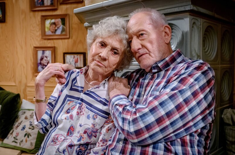 Alfons (Sepp Schauer) und Hildegard (Antje Hagen) bangen um Werners Leben. – Bild: ARD/​WDR/​Christof Arnold