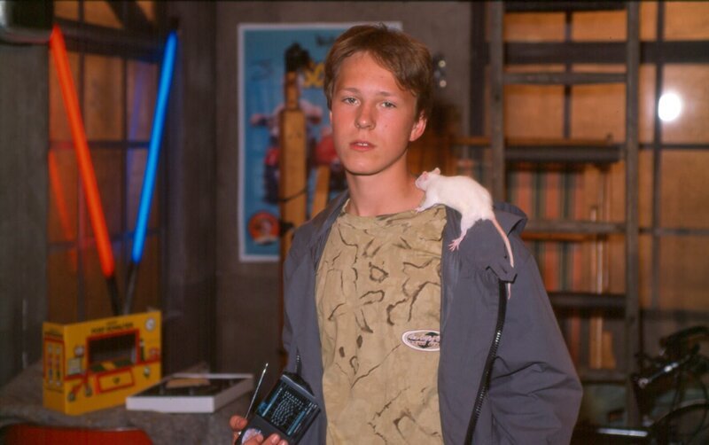 Wolf (Gregor Czempiel) gibt sich nicht zufrieden: Er zwingt Kevin, das Radio in den Supermarkt zurückzubringen. – Bild: MDR/​WDR/​Rolf Baumgartner