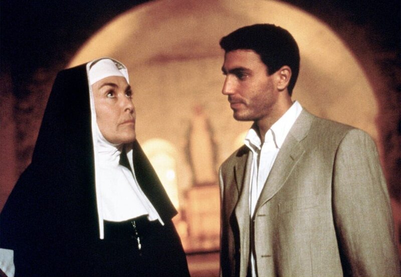 Bei seinen Untersuchungen erhält Kommissar David Serge (Daniele Liotti) wenig Unterstützung von der Äbtissin des Benediktinerklosters (Thekla Carola Wied). – Bild: ORB/​DEGETO