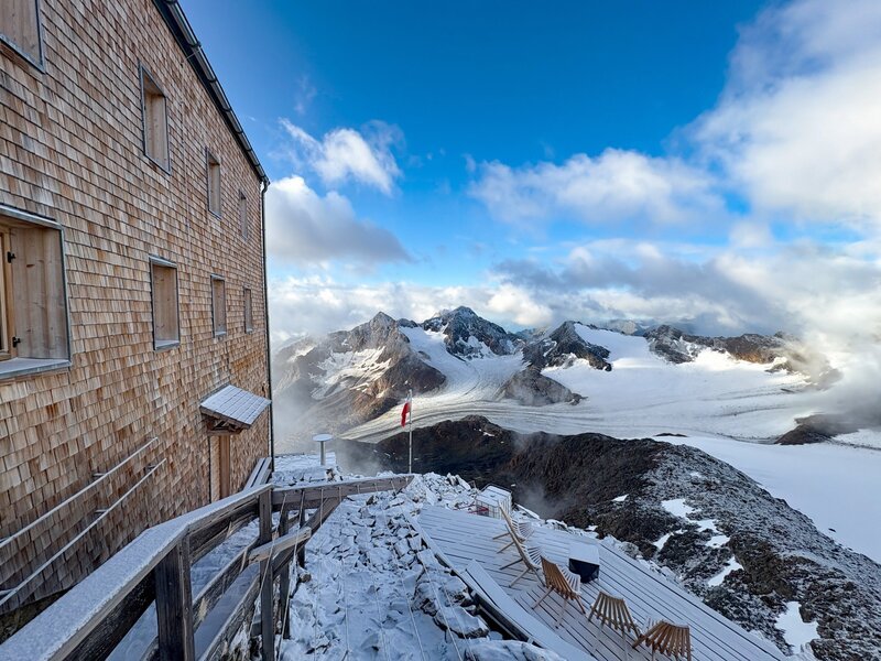 Wo die Berge höher werden, die Luft dünner wird, der Himmel zum Greifen nahe ist und nur mehr einzelne Tiere und Pflanzen ihren Lebensraum haben, da ist die höchstgelegenste Schutzhütte Südtirols: Das Becherhaus! – Bild: ORF/​AVbaby motion pictures