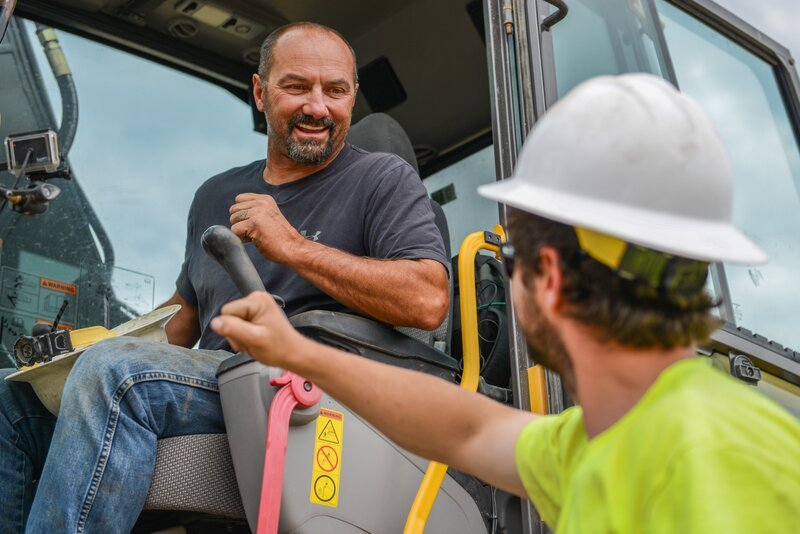 Todd Hoffman and Freddy Dodge Touring the local area. – Bild: Discovery Communications, Inc.