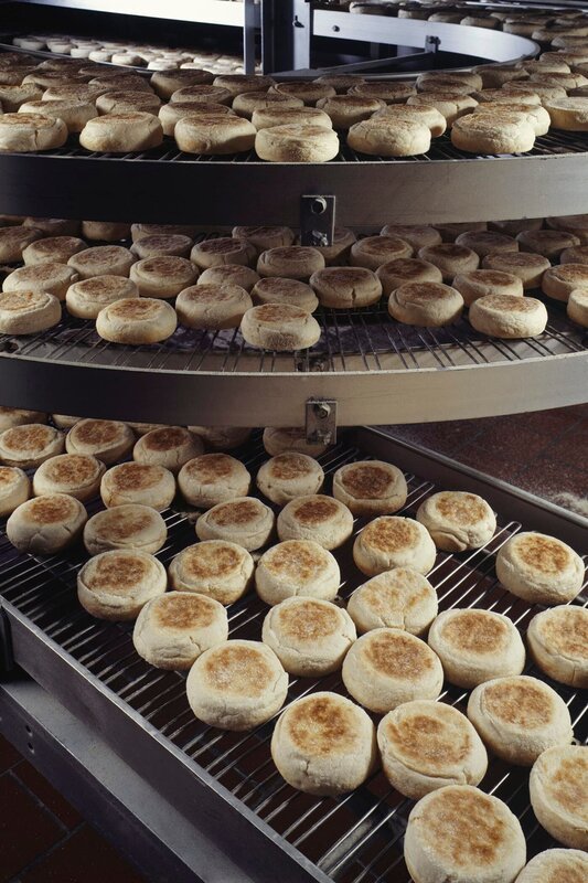 Bakery producing English muffins, elevated view – Bild: Kim Steele