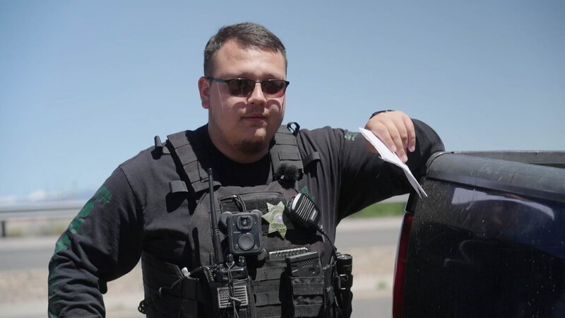 Patrick Martinez während eines Traffic Stops. – Bild: Warner Bros. Discovery, Inc. or its subsidiaries and affiliates