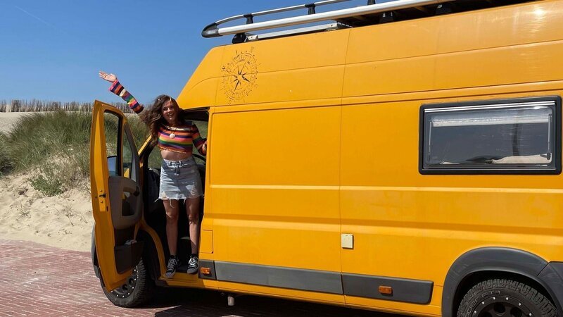 Die Rankingshow geht in die zweite Runde! Ob im Meer, der Wüste oder am kältesten Ort der Welt: Influencerin Yvonne Pferrer hat sie gefunden – die 20 außergewöhnlichsten, verrücktesten und krassesten Camping- und Wohnmobile der Welt. – Bild: RTLZWEI