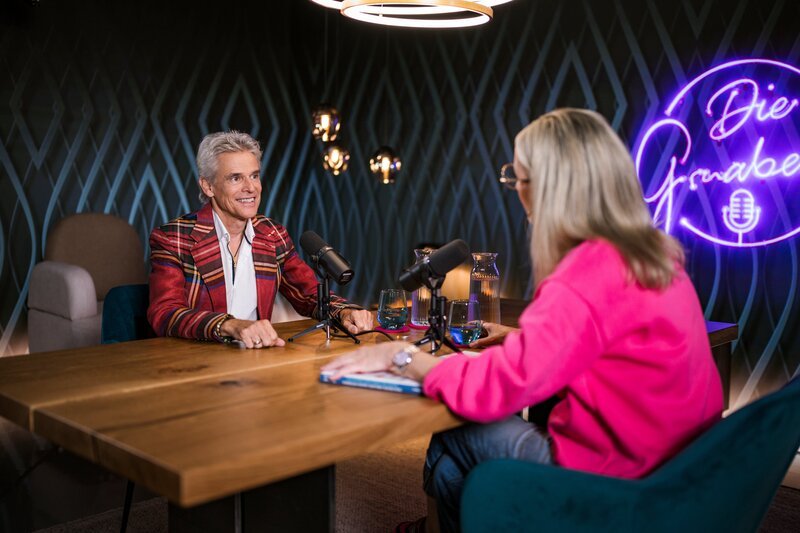 Monika Gruber und Thomas Brezina während ServusTVs „Die Gruaberin – Vodcast“ in Salzburg, Österreich. – Bild: ServusTV /​ Sebastian Marko