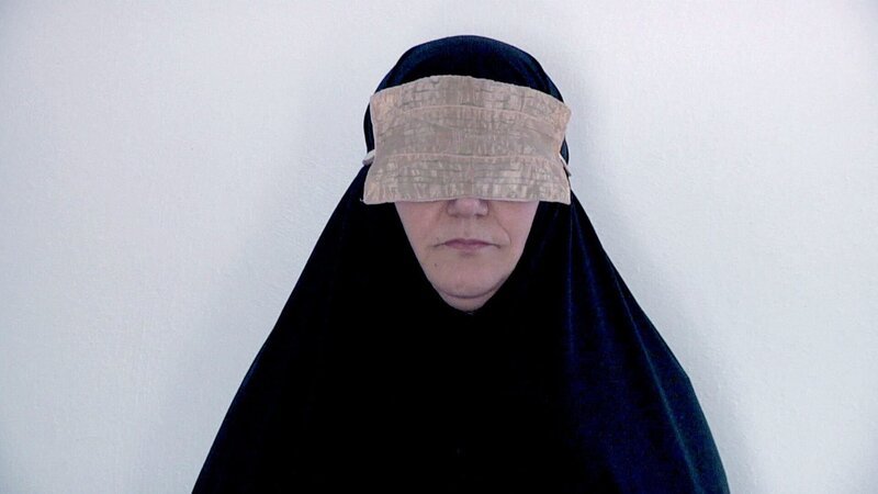 Eine der Foltermethoden in iranischen Gefängnissen nach der Revolution von 1979, war den Frauen – mitunter monatelang – Augenbinden aufzusetzen. Außerdem mussten die Frauen sich mit dem Tschador verhüllen, einem traditionellen, iranischen Umhang. – Bild: ORF/​Illumina Films