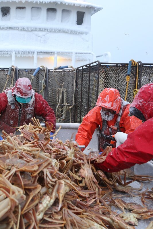 It’s the deadliest job on earth: crab fishing off the Alaska coast on the icy Bering Sea, home of the most violent waters on earth. During the five-day season, a handful of adventurers will battle Arctic weather, brutal waves, and a ticking clock for a chance at big money in this modern day gold rush. – Bild: Discovery Communications