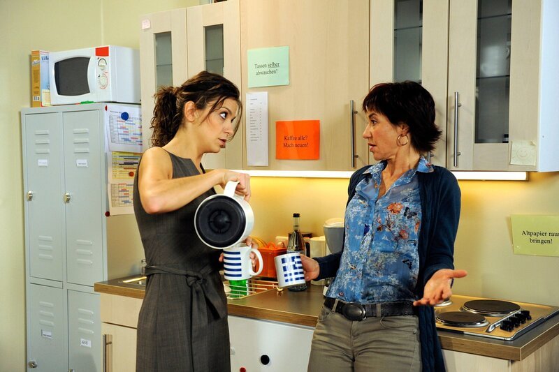 Rieke (Anika Lehmann, l.) ist erstaunt, mit welch harten Bandagen Gunter und Rainer um Merle (Anja Franke, r.) kämpfen. – Bild: ARD/​Nicole Manthey