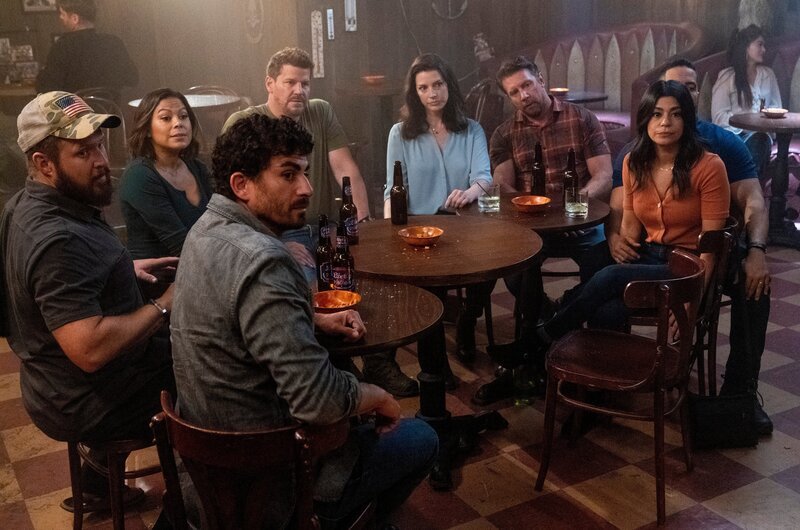 L-R: Sonny Quinn (AJ Buckley), Lisa Davis (Toni Trucks),Brock Reynolds (Justin Melnick), Jason Hayes (David Boreanaz), Mandy Ellis (Jessica Paré), Ray Perry (Neil Brown Jr.), Trent Sawyer (Tyler Grey) – Bild: Monty Brinton /​ CBS STUDIOS /​ PARAMOUNT+ /​ © 2022 CBS Studios Inc. All Rights Reserved.