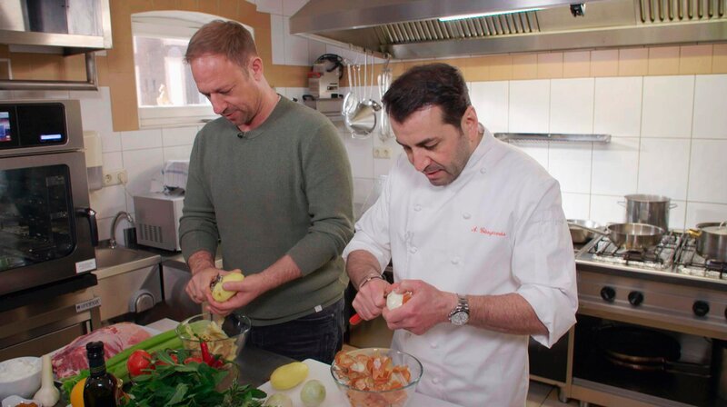 hr-Moderator Tobias Kämmerer (li.) und Profi-Koch Ali Güngörmüs. – Bild: HR