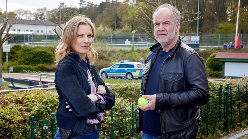Lena Testorp (Anna von Haebler) und Oskar Schütz (Marek Erhardt) ermitteln im Tennisclub, in dem Nachwuchstalent Vika Antonescu ermordet wurde. – Bild: Sandra Hoever /​ ZDF Studios GmbH