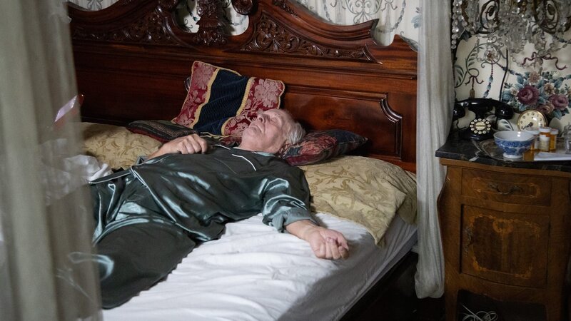 Medium Wide Shot: SIGMUND WERNER lies in bed with his eyes closed, looking ill. – Bild: Warner Bros. Discovery, Inc. or its subsidiaries and affiliates.