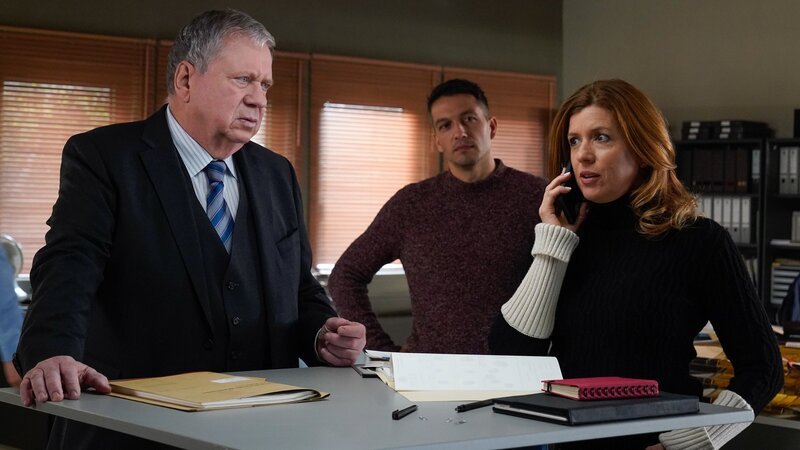 Oberstaatsanwalt Bernd Reuther (Rainer Hunold, l.) bespricht sich mit Hauptkommissarin Kerstin Klar (Fiona Coors, r.) und Oberkommissar Max Fischer (Max Hemmersdorfer, M.). – Bild: ZDF und Andrea Enderlein