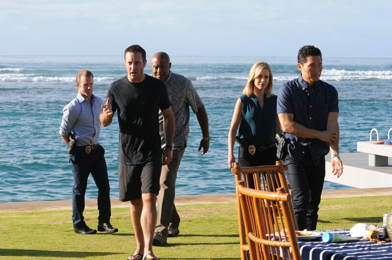 Ein neuer Fall wartet auf Danny (Scott Caan, l.), Steve (Alex O’Loughlin, 2.v.l.), Grover (Chi McBride, M.), Abby (Julie Benz, 2.v.r.) und Chin (Daniel Dae Kim, r.) … – Bild: 2015 CBS Broadcasting, Inc. All Rights Reserved /​ Norman Shapiro Lizenzbild frei