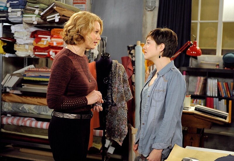 Ariane (Alexandra Horn, r.) steht unter finanziellem Druck, weil sie für ihre Berliner Kollektionen in Vorleistung gehen muss und stellt ungeduldig Forderungen an Tine (Maike Bollow, l.). – Bild: ARD/​Nicole Manthey