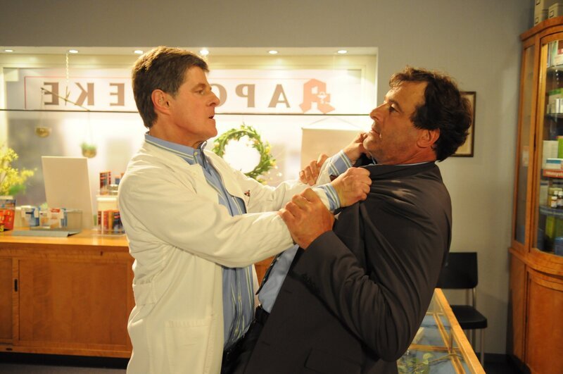 Bamberger und Werner geraten in eine handfeste Auseiandersetzung. Von links: Roland Bamberger (Horst Kummeth) und Werner Westenrieder (Joachim Raaf). – Bild: BR/​Jo Bischoff