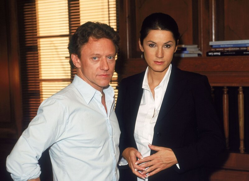 Der Doppelmord in einer Villa scheint auf das Konto des geflohenen Serienkillers Helmut Rieger zu gehen. Doch dieser widerspricht sich so in seinen Aussagen, dass auch den Staatsanwälten Kampen (Axel Pape) und Sturm (Mariella Ahrens) Zweifel an seiner Schuld kommen … – Bild: RTLplus