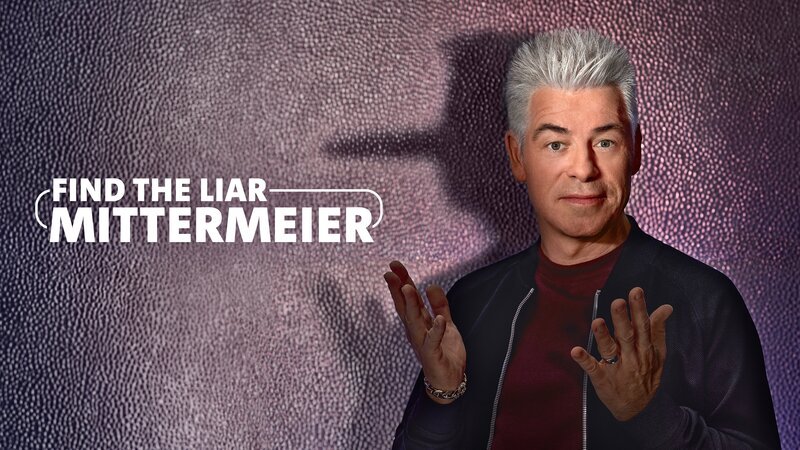 Key Visual/​Cover Sendereihenbild mit Typo zu „Find The Liar, Mittermeier“ mit Michael Mittermeier. Eine ganz neue Rolle für Comedy-Legende Michael Mittermeier: Ahnungslos steht er im Fernseh-Studio und weiß nicht, welche drei Gäste ihn erwarten. Und vor allem weiß er nicht, was sie ihm erzählen werden. Nur eines ist sicher: Es wird schamlos gelogen. – Bild: BR/​KME Studios/​Klaus Einwanger